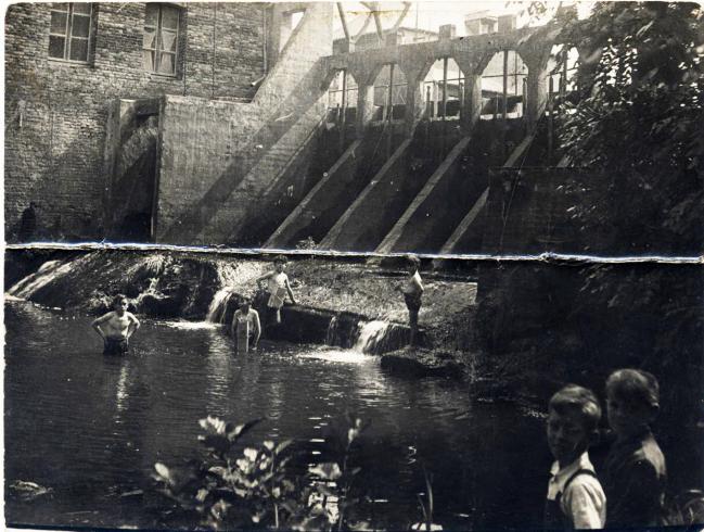 Agnicourt gamins se baignant au pied des vannes du barrage vers 1947