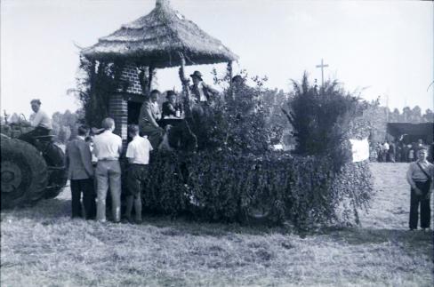 Fete de la moisson 1949 6 char d agnicourt